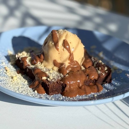 Brownie con helado